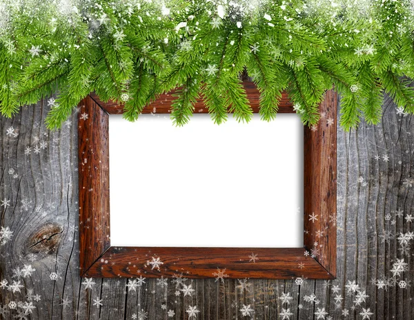 Oude frame met snowbound takken van Spar op houten achtergrond — Stockfoto
