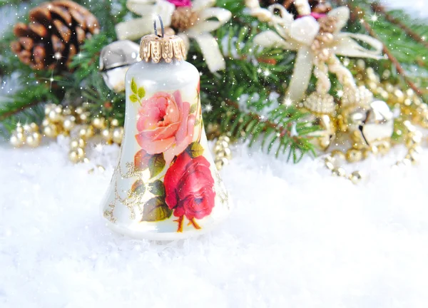 Noel bluebell baubles üstünde kar köknar ve dekorasyonlar dalları ile vardır — Stok fotoğraf