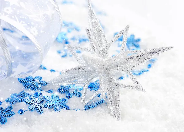 Decoraciones de Navidad azul y plata en la nieve —  Fotos de Stock