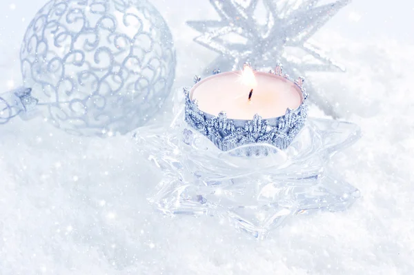 Vela de Navidad sobre un fondo festivo — Foto de Stock