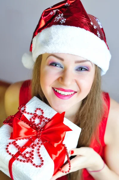 Schöne junge Frau mit Weihnachtsgeschenk — Stockfoto