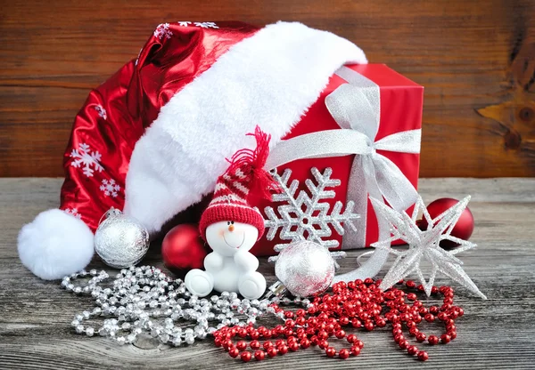 Cappello Babbo Natale con decorazioni natalizie su sfondo di legno — Foto Stock