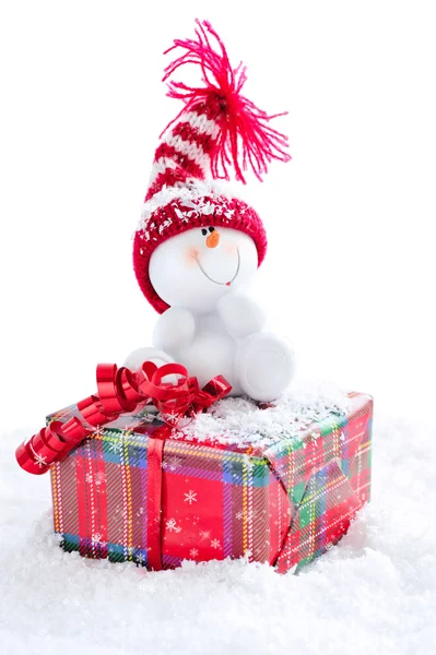 Bonhomme de neige assis sur une boîte cadeau — Photo