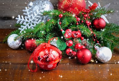 Noel dekorasyonları ahşap zemin ile Ladin ağacı dalları vardır