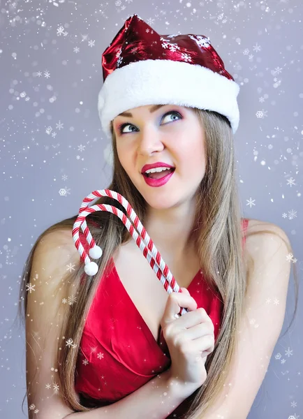 Schöne junge Frau mit Weihnachtsmann-Hut — Stockfoto