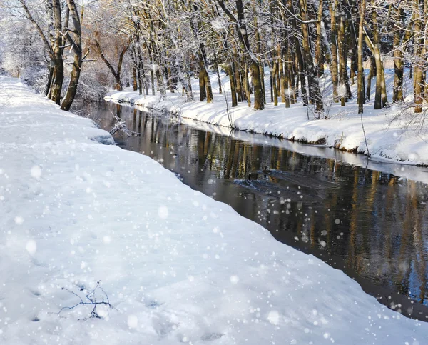Beau paysage hivernal avec la rivière — Photo