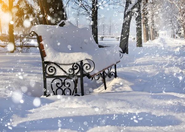 在积雪覆盖的公园长椅 — 图库照片