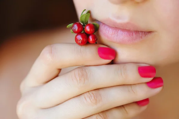 Berries Cowberry (Vaccinium vitis-idaea) in woman hand — Stock Photo, Image