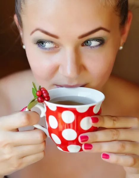 Bella ragazza che beve tè cowberry sano — Foto Stock
