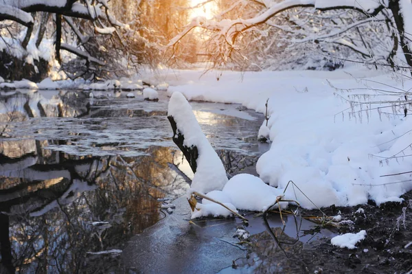 Paesaggio invernale con il fiume nella gelida giornata di sole — Foto Stock