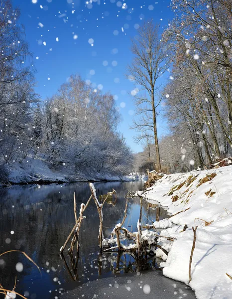 Hermoso paisaje de invierno con el río — Foto de Stock