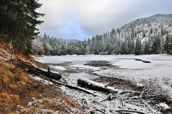 Bellissimo paesaggio con lago di montagna ghiacciato — Foto Stock