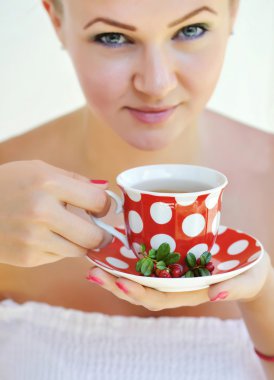 Yabanmersini çayı fincan güzel kadın tutar