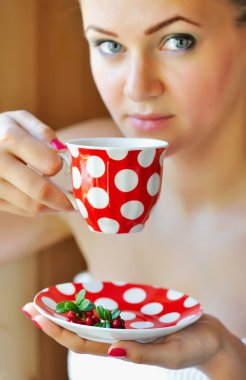 Yabanmersini çayı fincan güzel kadın tutar