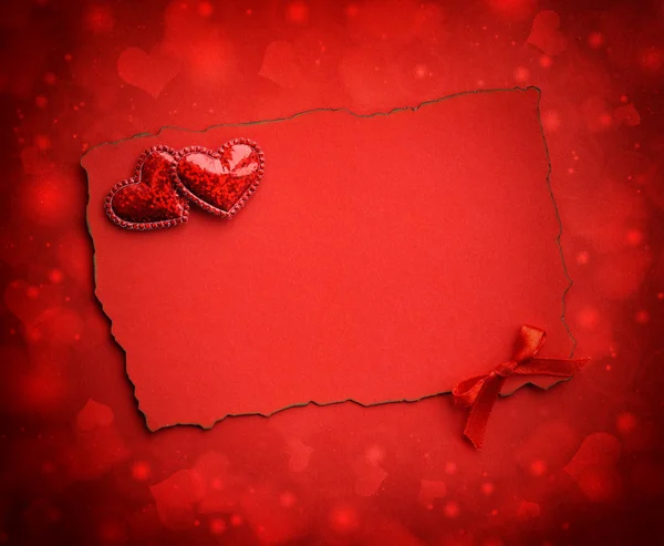 Dos corazones decorativos están en la hoja de papel rojo en un fes rojo — Foto de Stock