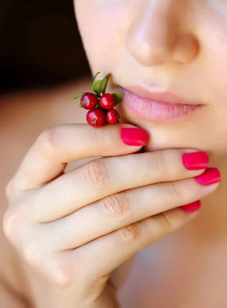 Bessen bekend (vaccinium vitis-idaea) in vrouw hand — Stockfoto