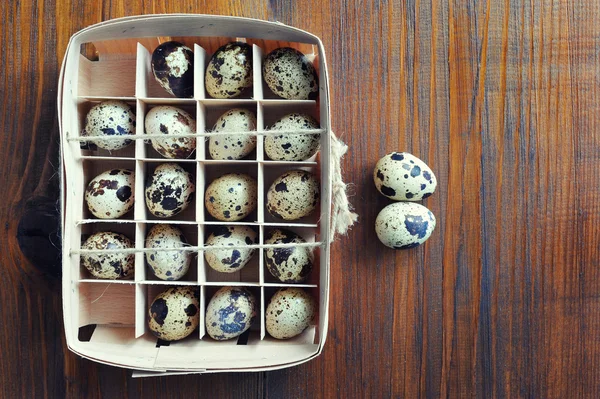 Křepelčí vejce v dřevěné krabici, balení, zásobník na dřevěné pozadí — Stock fotografie