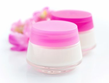 kozmetik krem ve beyaz arka plan üzerinde izole pembe çiçekler