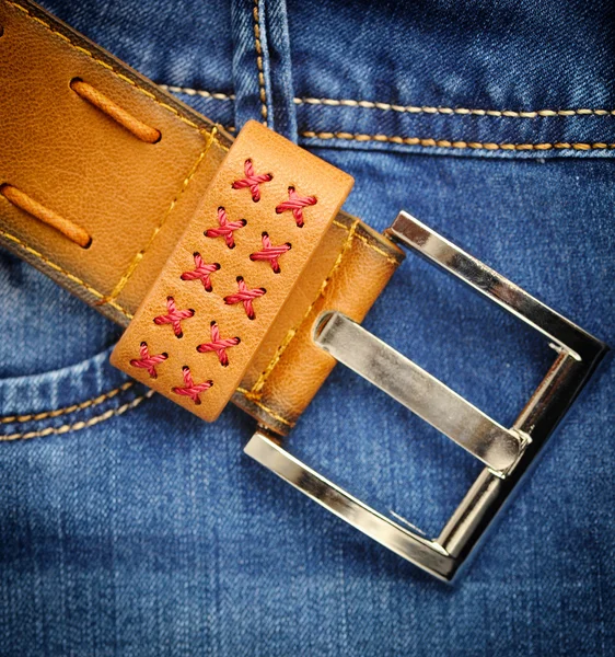 Cinturão marrom de couro em jeans azul — Fotografia de Stock