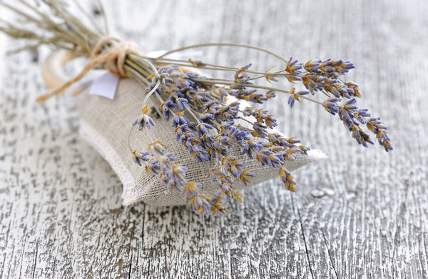 Куча сушеной лаванды на старом деревянном столе
