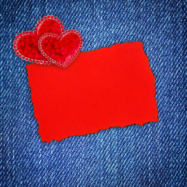 Dekorativní srdce a prázdný formulář pro pozdrav džíny pozadí — Stock fotografie