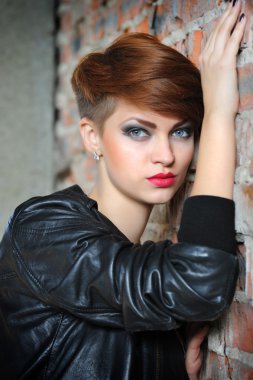 tuğla duvara yakın poz güzel bir kadın moda portre