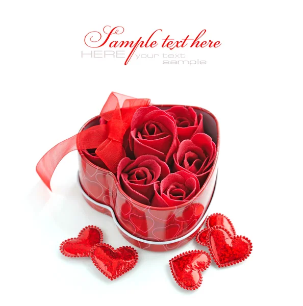 Roses rouges en coffret cadeau et coeurs décoratifs sur fond blanc — Photo