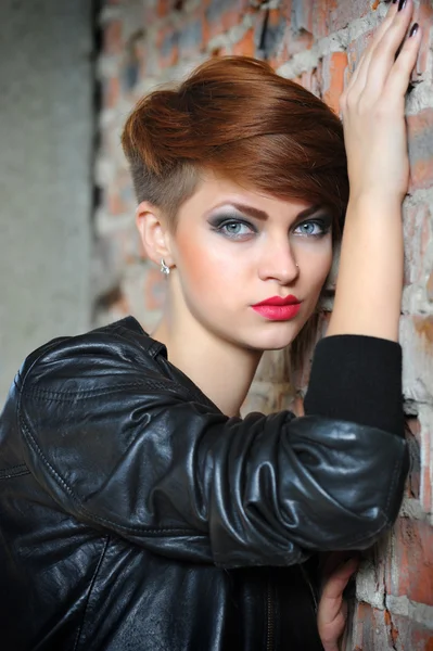 tuğla duvara yakın poz güzel bir kadın moda portre