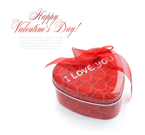 Красная коробка подарка в форме сердца на белом фоне — стоковое фото