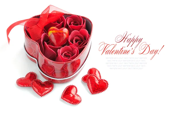 Rosas rojas en caja de regalo y corazones decorativos sobre fondo blanco — Foto de Stock
