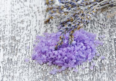 Aromaterapi ve kurutulmuş lavenderon ahşap arka plan için tuz