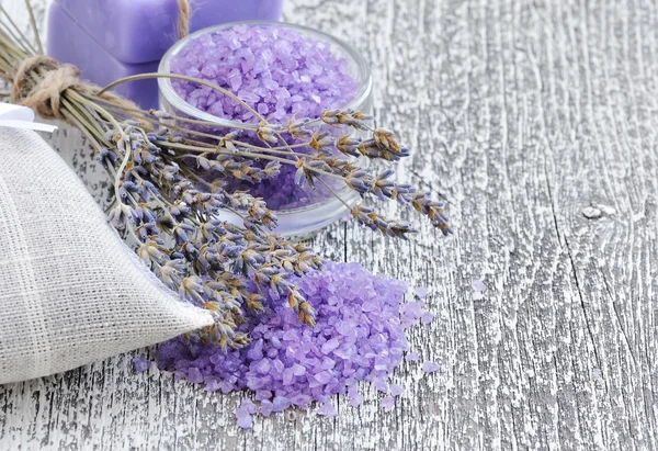 Badzout voor aromatherapie en gedroogde lavendel op een oude houten tafel — Stockfoto