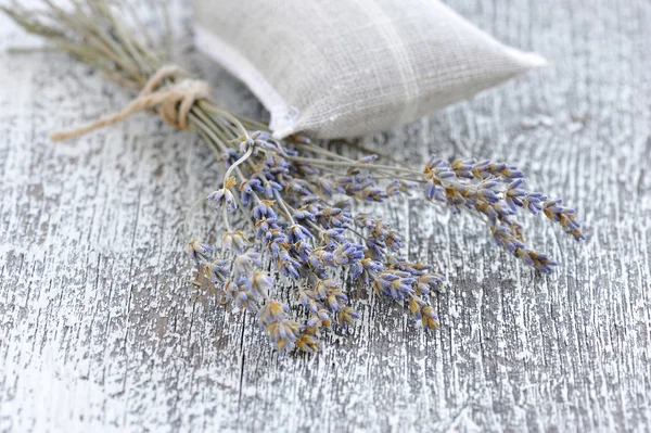 Bando de lavanda seca em uma velha mesa de madeira — Fotografia de Stock