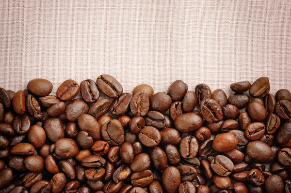 リネンの背景にコーヒー豆 — ストック写真