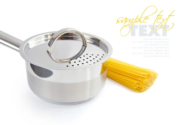 O grămadă de spaghete și tigaie pe un fundal alb — Fotografie, imagine de stoc