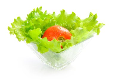 verse groene salade en tomaat geïsoleerd op witte achtergrond