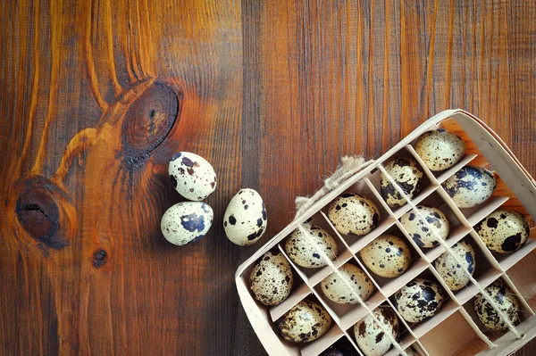 Křepelčí vejce v dřevěné krabici, balení, zásobník na dřevěné pozadí — Stock fotografie