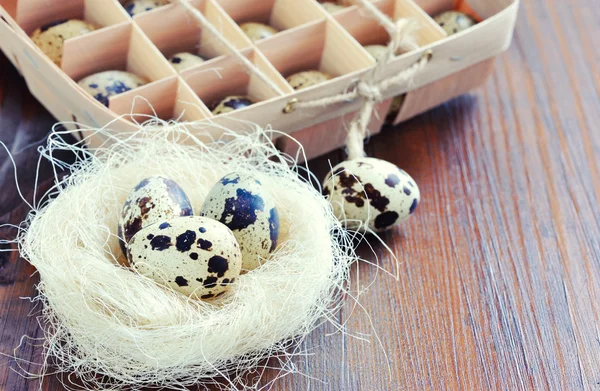 Kwarteleitjes op houten ondergrond — Stockfoto