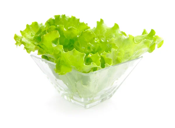 Salade verte fraîche dans un plat en verre sur fond blanc — Photo