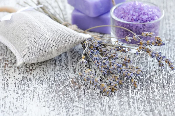 Sel de bain pour aromathérapie et lavande séchée sur une vieille table en bois — Photo