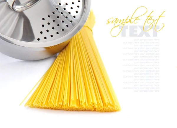 Un mazzo di spaghetti e padella su fondo bianco — Foto Stock