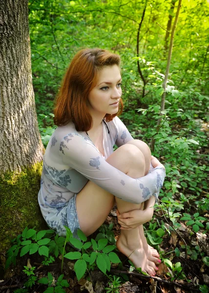 Linda jovem mulher romântica na floresta de primavera — Fotografia de Stock