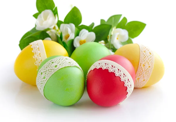 Oeufs de Pâques colorés sur fond blanc — Photo