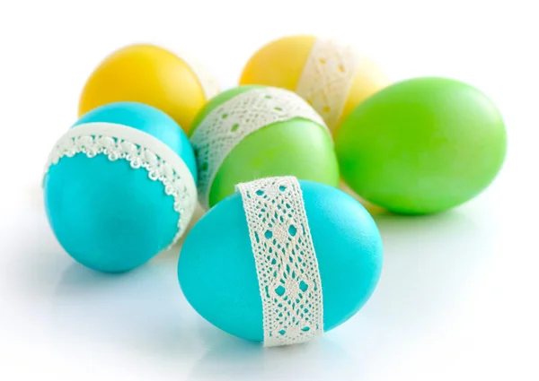 Цветные пасхальные яйца на белом фоне — стоковое фото