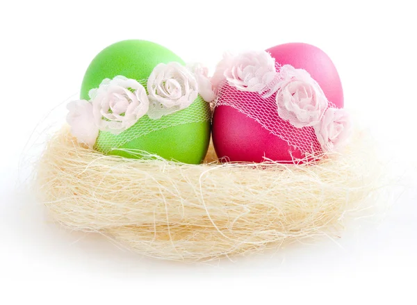 Huevos de Pascua en un nido sobre fondo blanco — Foto de Stock