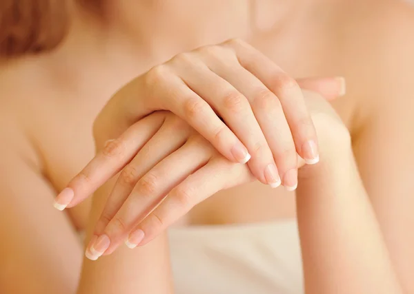 Kobieta ręce z pięknym Francuski manicure — Zdjęcie stockowe