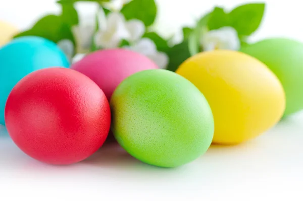 Ovos de páscoa coloridos no fundo branco — Fotografia de Stock