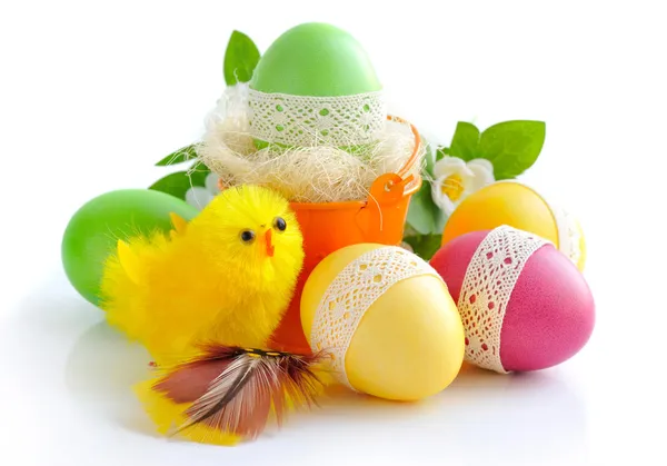 Uova di Pasqua e pollo su sfondo bianco — Foto Stock