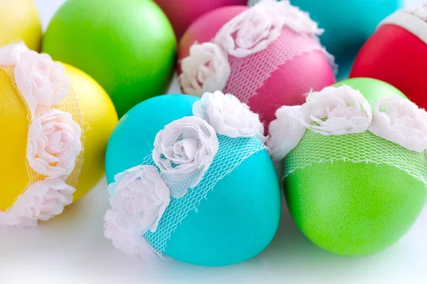 Oeufs de Pâques colorés isolés sur fond blanc — Photo