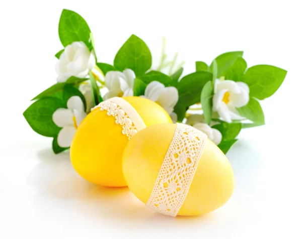 Πολύχρωμα πασχαλινά αυγά σε λευκό φόντο — Φωτογραφία Αρχείου